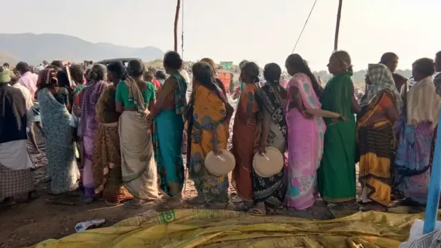 భోజనం కోసం లైనులో నిలుచున్న మహిళలు