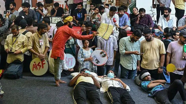 शिक्षा मंत्री धर्मेंद्र प्रधान के इस्तीफ़े की मांग में जंतर-मंतर पर प्रदर्शन जारी है