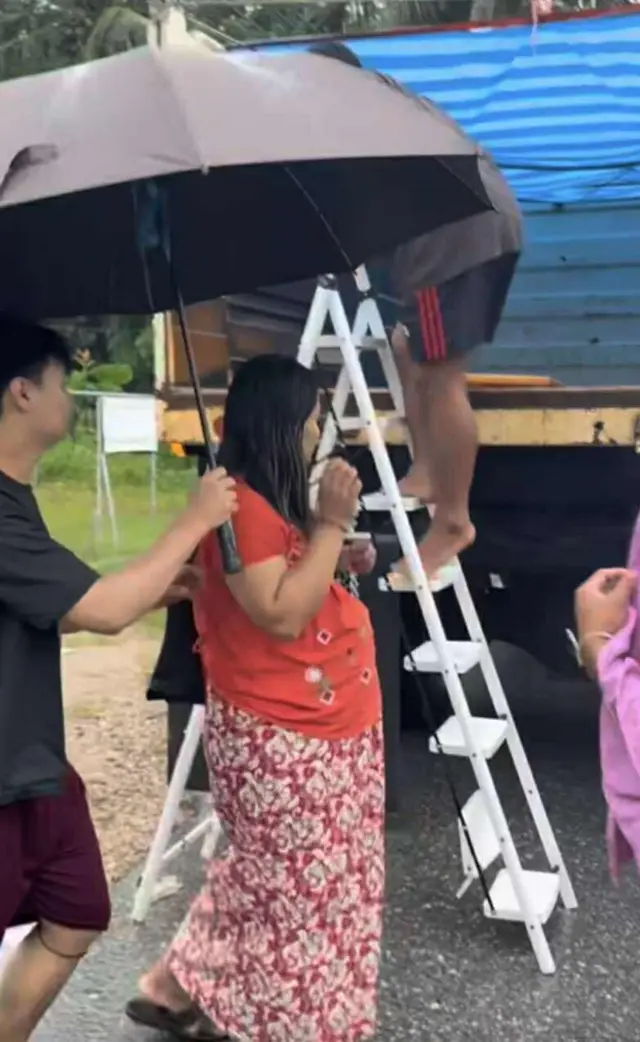 နိုဝင်ဘာ ၂၆ ရက် ရေဘေးသင့်ချိန် မြန်မာအမျိုးသမီးတစ်ဦး ကလေးမွေးဖွားဖို့အတွက် အရေးယူဆောင်ရွက်ပေးနေကြစဉ် 