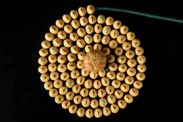 बोधीचित्त वृक्ष के बीज से बनी एक कलाकृति