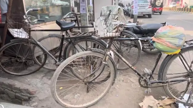 ਪਠਾਨਕੋਟ ਤੋਂ ਭਾਜਪਾ ਵਿਧਾਇਕ ਅਤੇ ਪੰਜਾਬ ਭਾਜਪਾ ਕਾਰਜਕਾਰੀ ਪ੍ਰਧਾਨ ਅਸ਼ਵਨੀ ਸ਼ਰਮਾ ਨੇ ਇਸ ਨੂੰ ਪੰਜਾਬ 'ਚ ਮੁੱਖ ਮੰਤਰੀ ਭਗਵੰਤ ਮਾਨ ਵੱਲੋਂ 'ਅਣ-ਐਲਾਨੀ ਐਮਰਜੈਂਸੀ' ਦੱਸਿਆ।