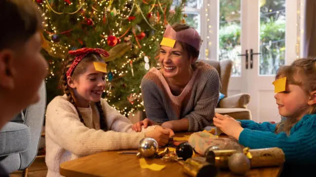 امرأة تلاعب أطفالها