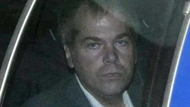 John Hinckley Jr. 2003 yılında mahkemeye götürülürken