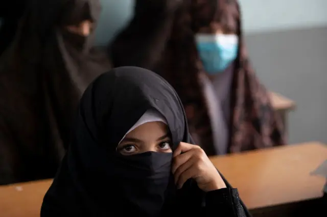 یوه ماشومه چې مخ یې پټ دی