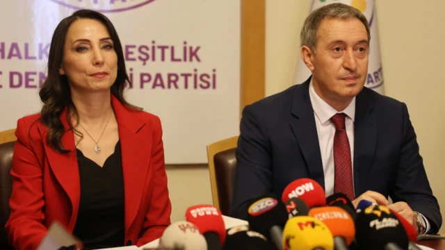 DEM Parti Eş Genel Başkanları Tülay Hatimoğulları ve Tuncer Bakırhan, önlerindeki masaya konmuş mikrofonların ardında basın açıklaması yapıyor