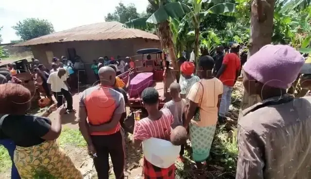  Imbaga y'abantu yatabaye umuryango 