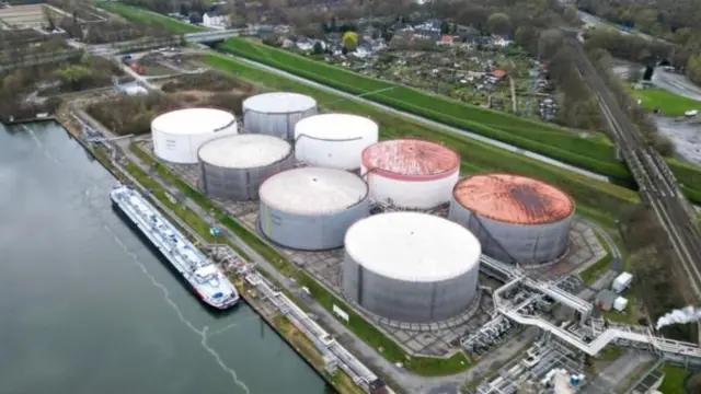 બ્રેન્ટ ક્રૂડના ભાવ લગભગ 1% ઘટીને 98.40 ડૉલર પ્રતિ બેરલ થયો (પ્રતીકાત્મક તસવીર)
