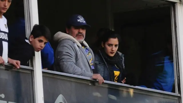 Maradona e a filha Jana durante um jogo entre Boca Juniors e Quilmescomo acertar resultados de jogos de futebol2015