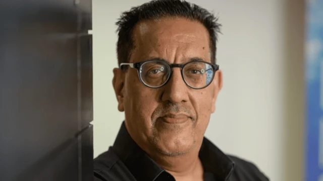 چهره نذیر افضل که به دوربین نگاه می‌کند