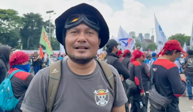 Tidak semua peserta aksi adalah buruh, salah satunya adalah Patihau Simanjuntak, warga Pematang Siantar, Sumatra Utara yang datang ke Jakarta sejak Rabu (27/08). 