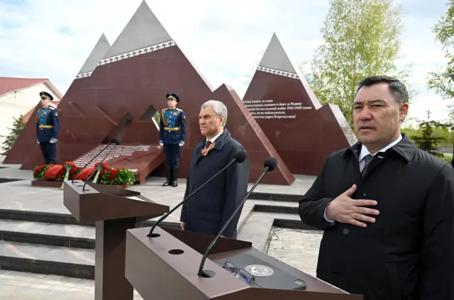Садыр Жапаров жана Россиянын Мамдумасынын Федералдык жыйын төрагасы Вячеслав Володин Экинчи дүйнөлүк согушта Ржевде салгылашууларда курман болгон кыргызстандык жоокерлерге арналган мемориалды ачты