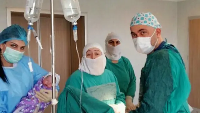 Həkimlər əməliyyat keçirir