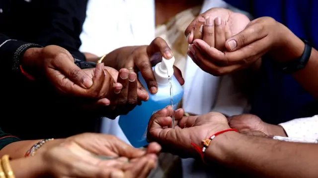 Pessoas higienizam as mães em Bangalore