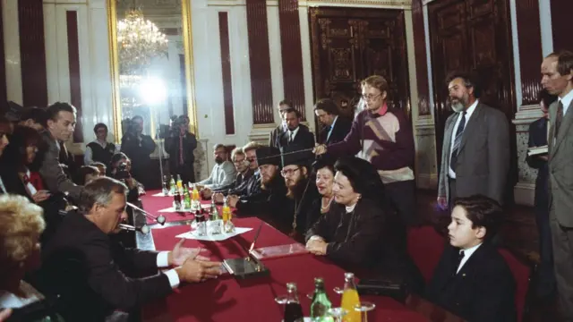 Семья Романовых во время приема у мэра города Анатолия Собчака.