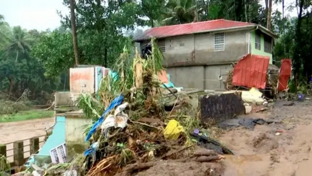 وانضم السكان المحليون إلى فرق الإنقاذ، لإزالة الصخور والأشجار المقتلعة في المناطق المتضررة، مع استمرار البحث عن ناجين.