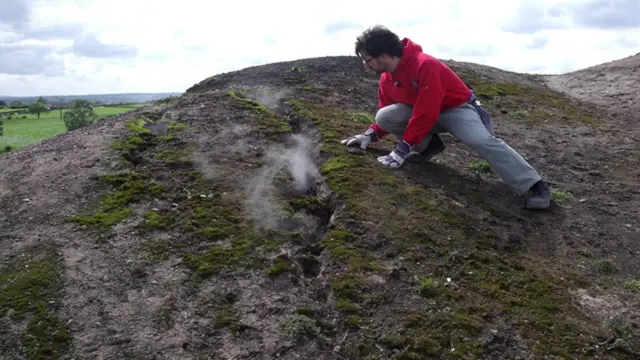 Guillermo Rein en un monte del que sale humo, un caso de combustión latente