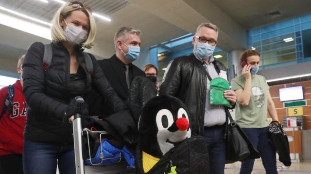Чешские дипломаты во время регистрации на рейс в Прагу