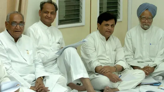 કોંગ્રેસના નેતાઓ સાથે એહમદ પટેલ વર્ષ 2004માં