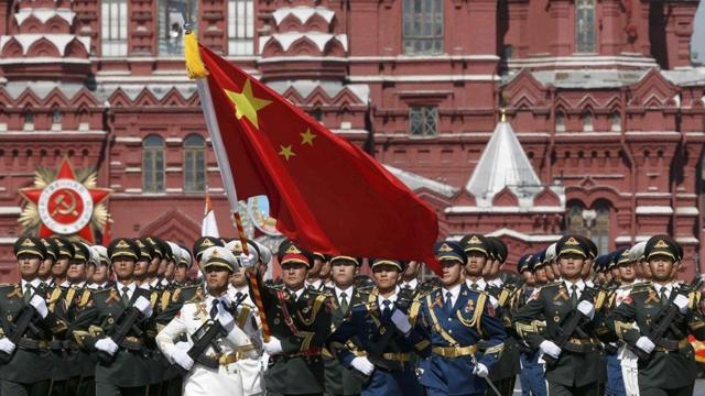 2015 年俄罗斯纪念卫国战争胜利70周年的红场阅兵中，中国三军仪仗队接受检阅。周四（6月6日）在西方国家领导人聚集纪念诺曼底登陆时，中俄领导人在莫斯科宣布两国建立更广泛的战略伙伴关系。