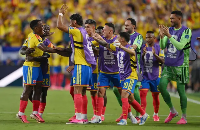 Jugadores colombianos celebran el único gol de Jhon Arias en el minuto 14. 