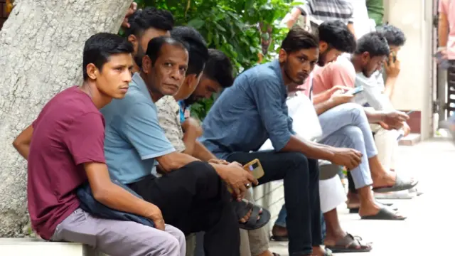 ঢাকার একটি সরকারি দপ্তরে বিদেশে যেতে ইচ্ছুক কয়েকজন ব্যক্তি 