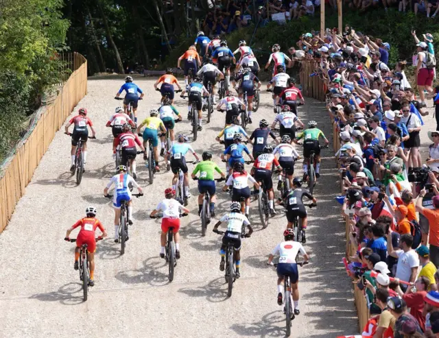 Jazilla Mwamikazi wa kabiri iburyo inyuma, yabaye uwa 34 muri 36