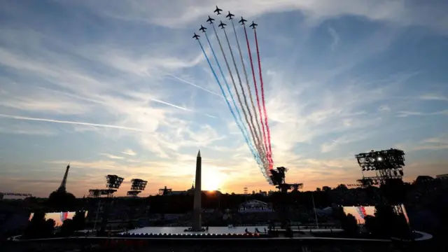 La Patrulla de Francia lanza humo con los colores de la bandera francesa