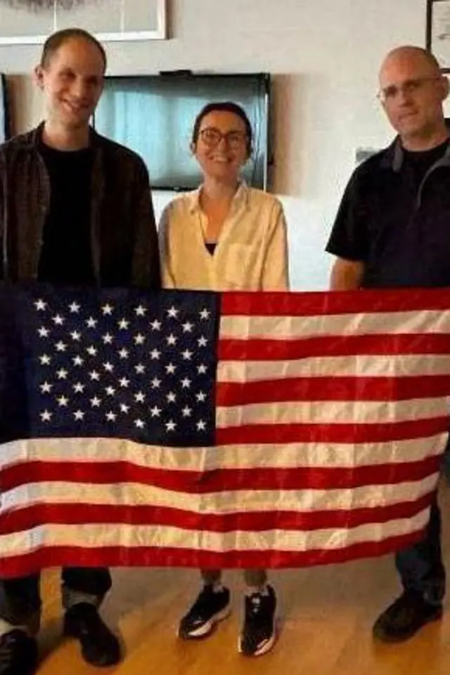 Los tres prisioneros estadounidenses tras su liberación: Evan Gershkovich, Alsu Kurmasheva y Paul Whelan.