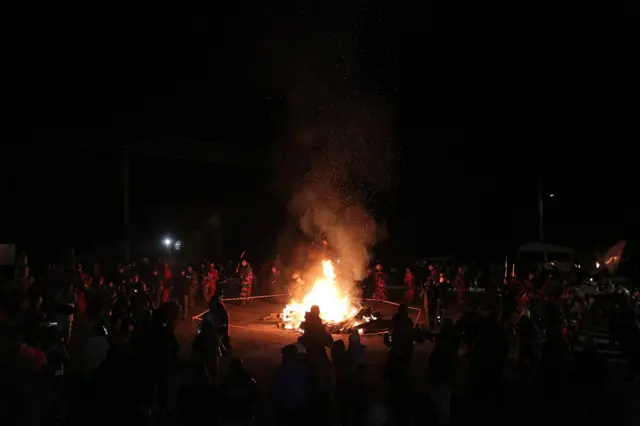 Kulminacija događaja je igranje hora, odnosno kola oko velike vatre na seoskom trgu a u kojem pored kostimiranih survakara učestvuju i okupljeni meštani.