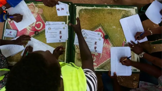 Les travailleurs électoraux commencent le dépouillement des bulletins de vote lors du second tour de l'élection présidentielle à Bissau, en Guinée-Bissau, le 29 décembre 2019.