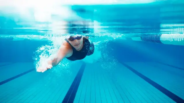 شخص يمارس السباحة