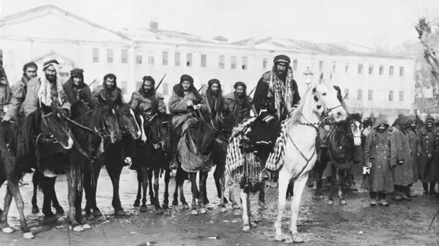 په لومړۍ نړیواله جګړه کې ډېرو کردانو د عثماني امپراتورۍ لپاره جګړه وکړه، خو د هغې پر وړاندې څو کرد بغاوتونه وشول.