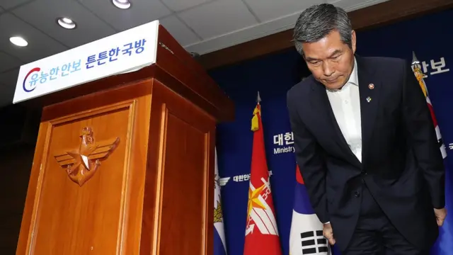 (캡션) 정경두 국방부 장관이 20일 서울 용산구 국방부에서 북 소형 목선 관련 대국민사과문을 발표 전 고개숙여 인사를 하고 있다