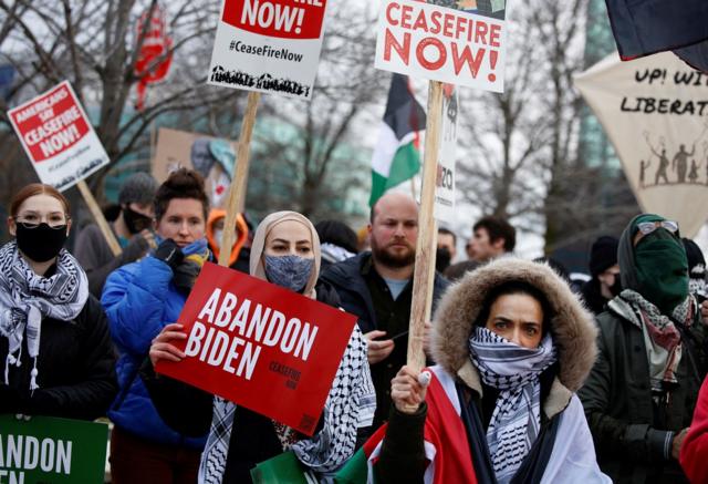 متظاهرون يتجمعون من أجل وقف إطلاق النار في غزة خلال زيارة الرئيس الأمريكي جو بايدن إلى بولاية ميشيغان في 1 فبراير 2024