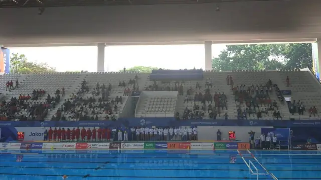 Di pertandingan polo air wanita Indonesia melawan Jepang pada Kamis (16/08), lebih dari setengah kursi penonton kosong