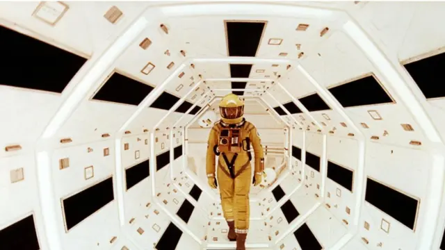 طور كلارك بالتعاون مع المخرج ستانلي كيوبيرك قصة كلارك القصيرة "الحارس" إلى فيلم "2001: أوديسا الفضاء"