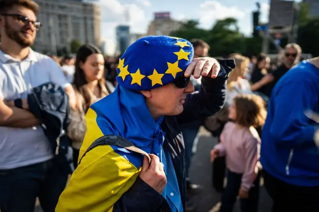 Сторонник Дана, одетый в цвета флага ЕС, на митинге в Бухаресте 