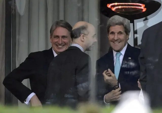 از راست جان کری وزیر خارجه وقت آمریکا، رابرت مالی و فیلیپ هاموند، وزیر خارجه وقت بریتانیا