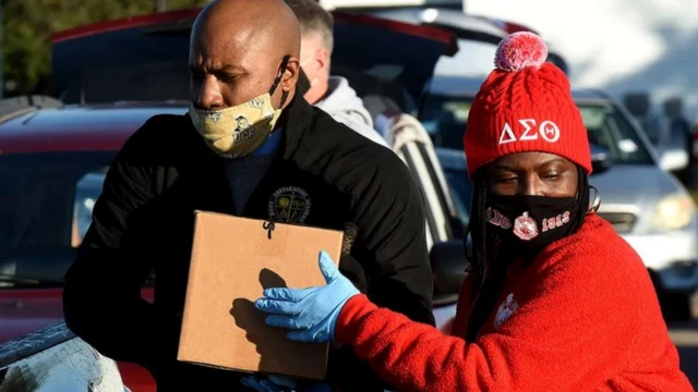 Під час пандемії багато людей зголосилися допомогти тим, хто найбільше постраждав від карантину