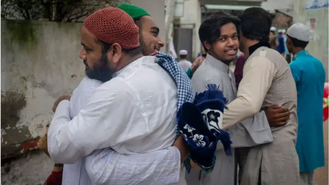 সরকারি নির্দেশনায় ঈদের দিন কোলাকুলি ও হাত মেলানো থেকে বিরত থাকতে বলা হয়েছে।