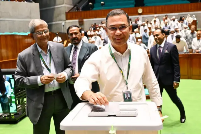 মির্জা ফখরুল ইসলাম আলমগীরকে সাথে নিয়ে ভোট দেন তারেক রহমান