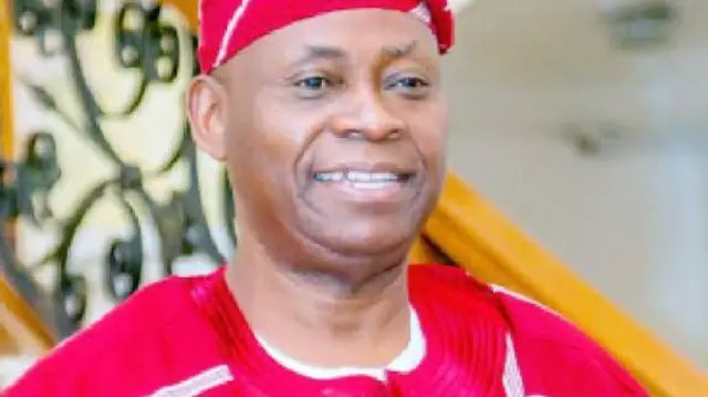 Adedeji Adeleke wọ asọ oke toke tilẹ ati fila rẹ alawọ pupa ati funfun