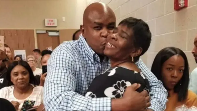 Sharpe ati ẹnikan n di mọ ara wọn lasiko to gba ominira nile ẹjọ