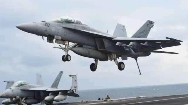 Двухместный штурмовик F/A-18F Super Hornet приземляется на палубу авианосца "Карл Винсон" (14 марта 2017 года)