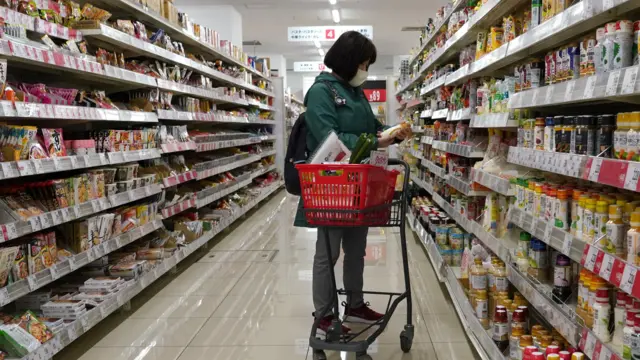 东京某超市内一位女士在选购酱料（27/2/2024）