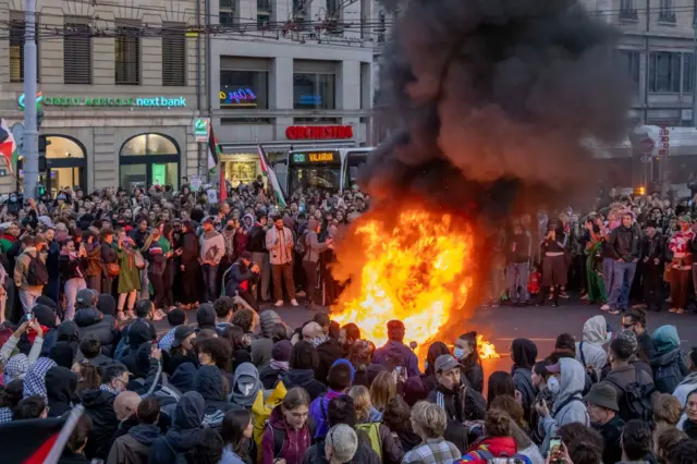 Jingalak sochli qiz yalangoch