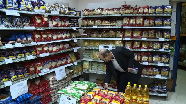الحكومة المصرية تبدأ توزيع السلع التموينية بأسعار مخفضة