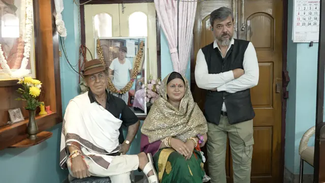 বাবা-মায়ের সিলিকনের মূর্তির সঙ্গে সমিত কুমার দত্ত।