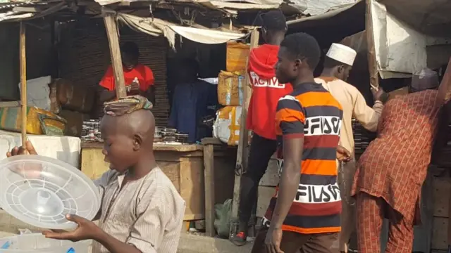 Hada-hadar sayar wayar salula da kayanta da kuma gyara sun taimaka wajen rage zaman kashe wando ga matasa