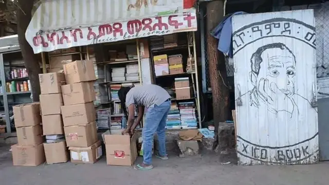 ኤልያስ ከሜክሲኮ ሱቁ እንዲለቅ ከታዘዘ በኋላ መጽሐፍቱን እየሸከፈ 